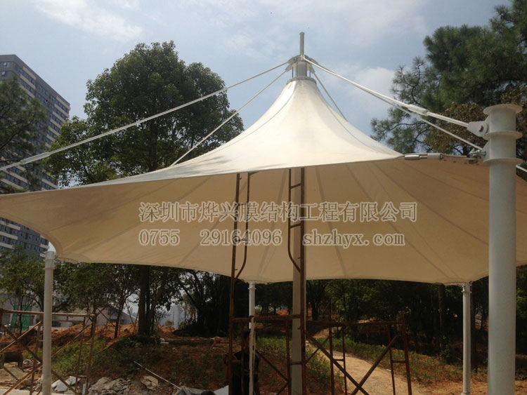 祝賀燁興江門萬達(dá)廣場(chǎng)單帽小傘張拉膜安裝順利完工