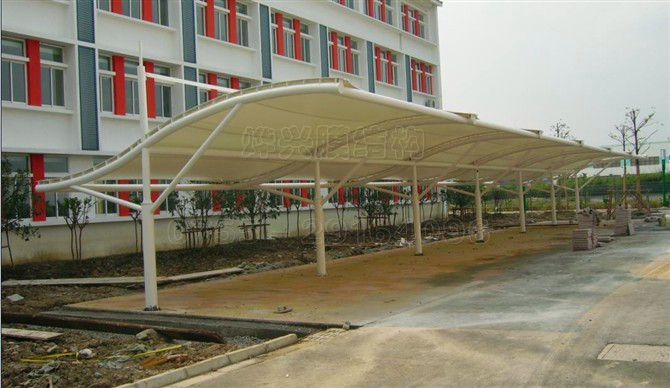 膜結構輕巧、別致的造型在停車場擔當重要角色