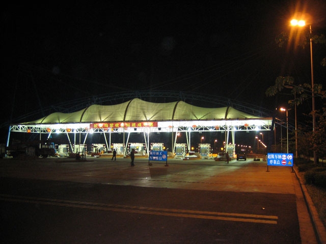 經(jīng)過收費(fèi)站，您第一眼看到的是什么？